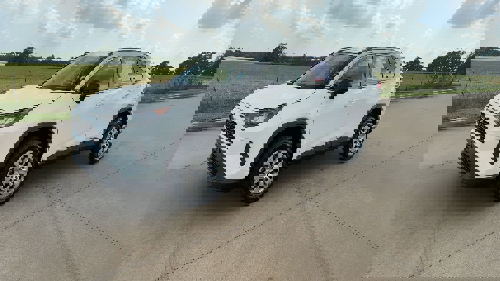 2021 Toyota RAV4 LE photo 4