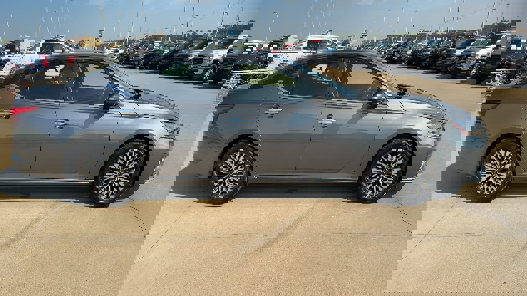 2024 Nissan Altima 2.5 SV photo 2