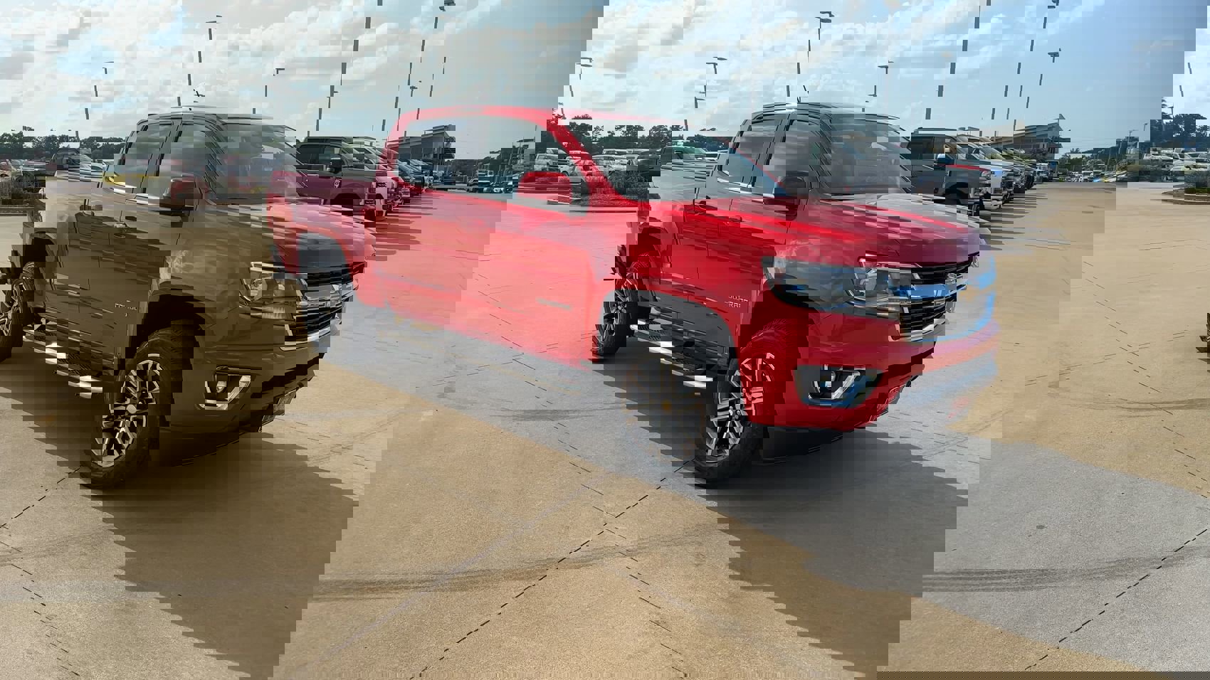2019 Chevrolet Colorado LT photo 2