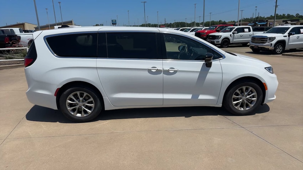 Used 2026 Chrysler Pacifica Limited Limited FWD