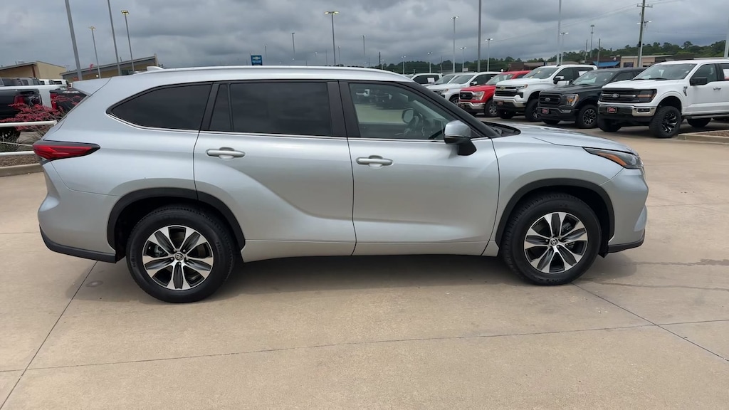 Used 2023 Toyota Highlander XLE XLE FWD