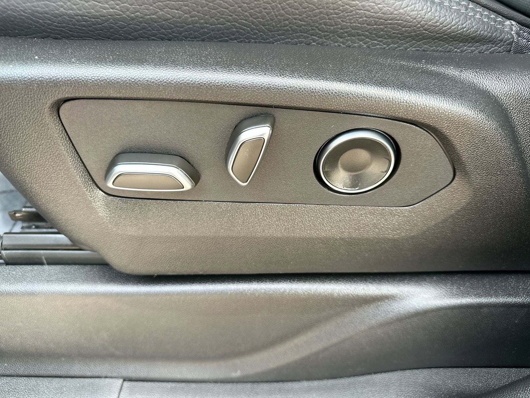 2025 GMC Yukon Denali - Photo 12