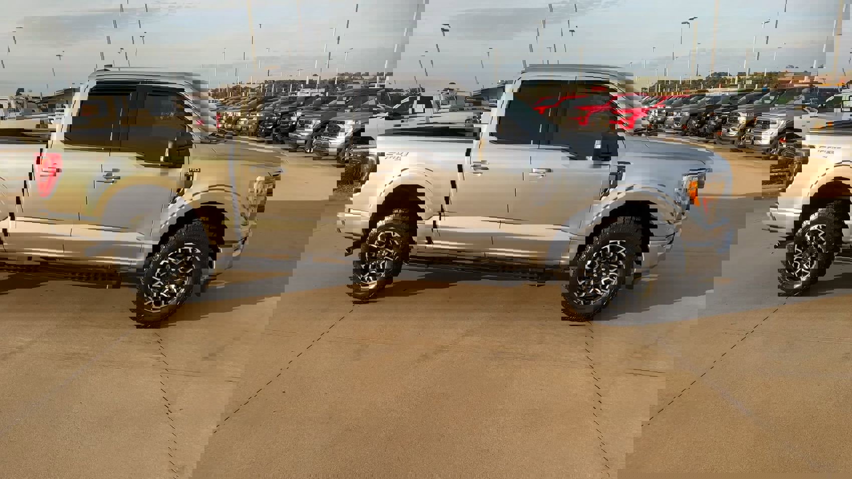2023 Ford F-150 XLT photo 2