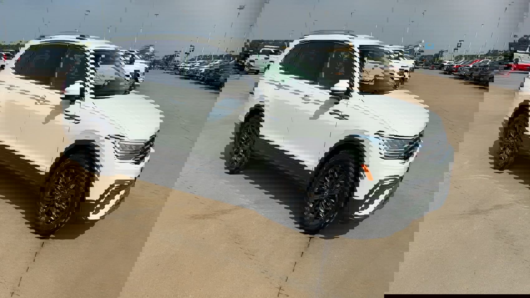 2024 Volkswagen Tiguan SE Wolfsburg Edition photo 2