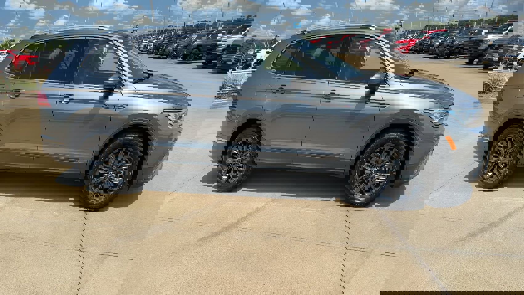 2023 Volkswagen Tiguan SE photo 2