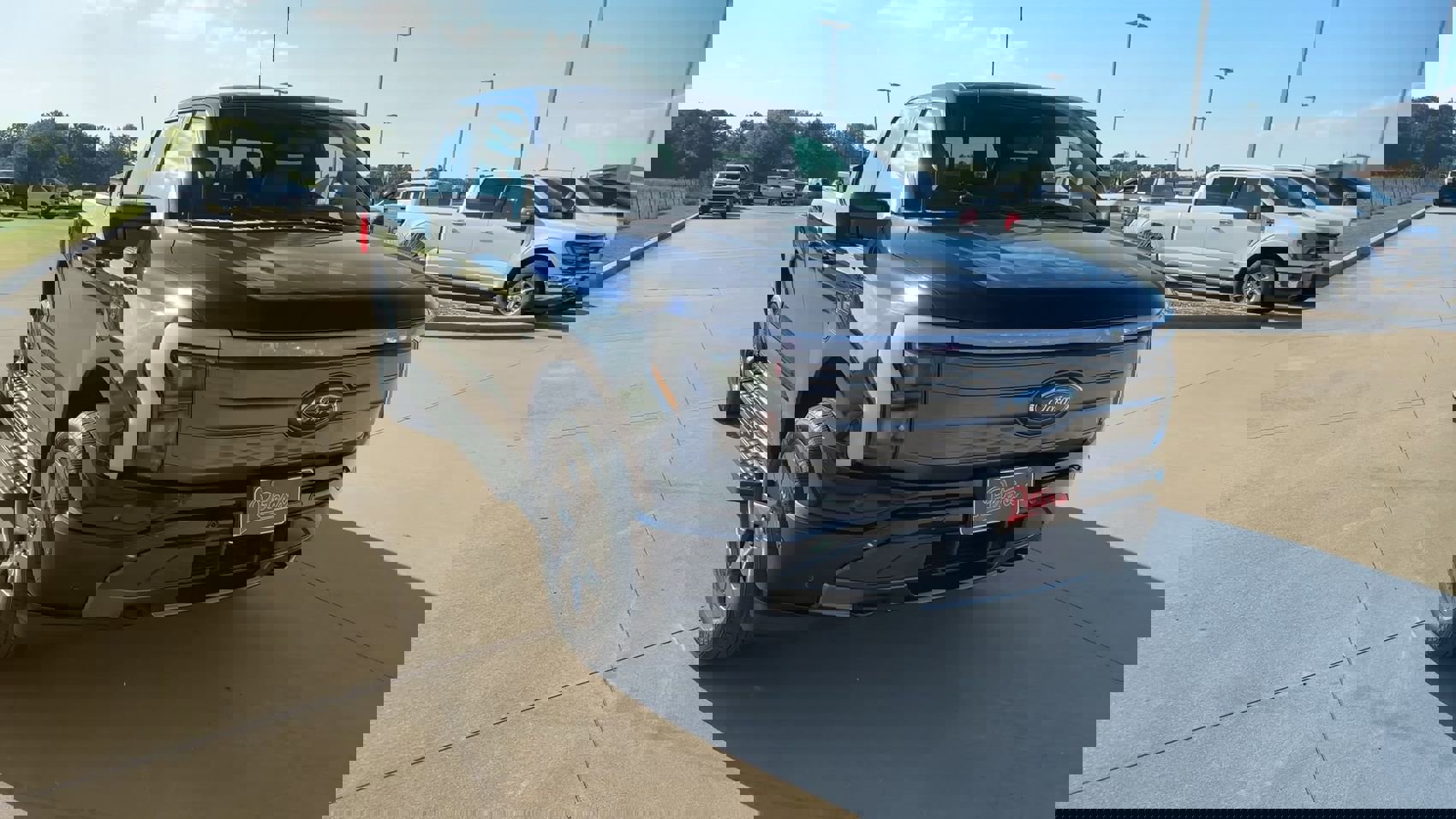 2023 Ford F-150 Lightning Lariat photo 2