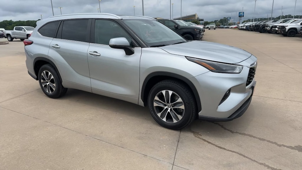 Used 2023 Toyota Highlander XLE XLE FWD