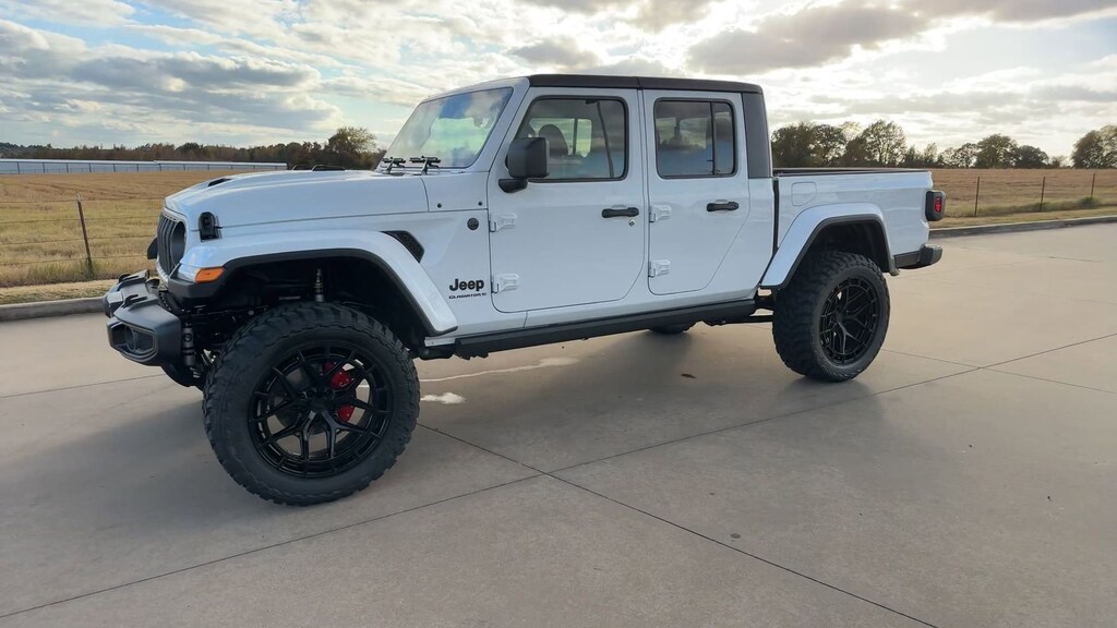 New 2025 Jeep Gladiator Sport Pickup