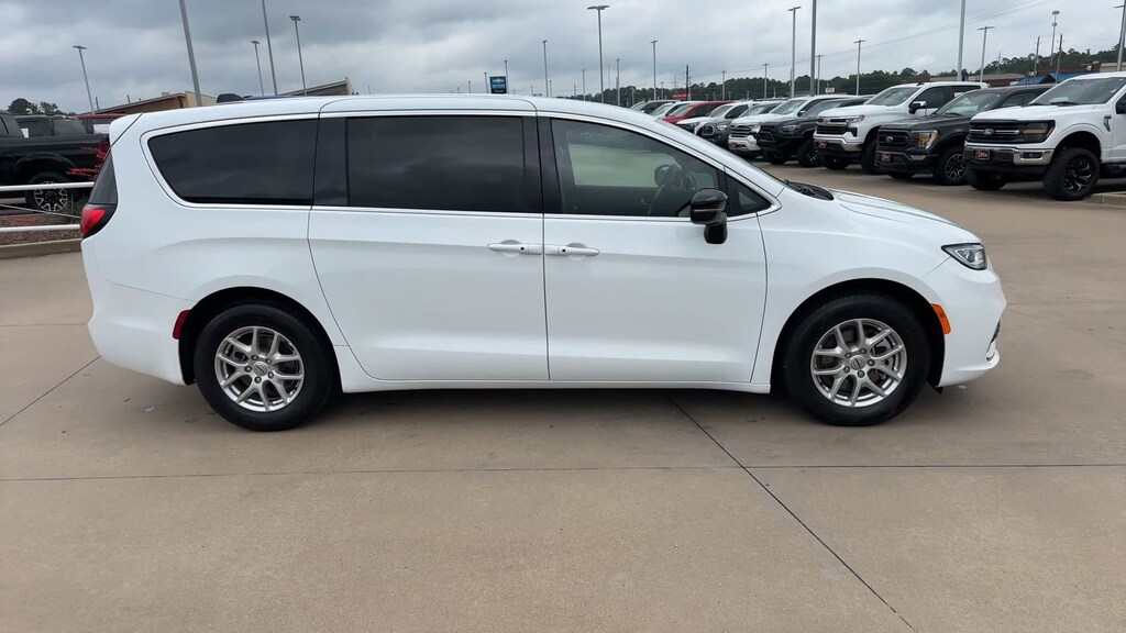 Used 2025 Chrysler Pacifica Select Select FWD