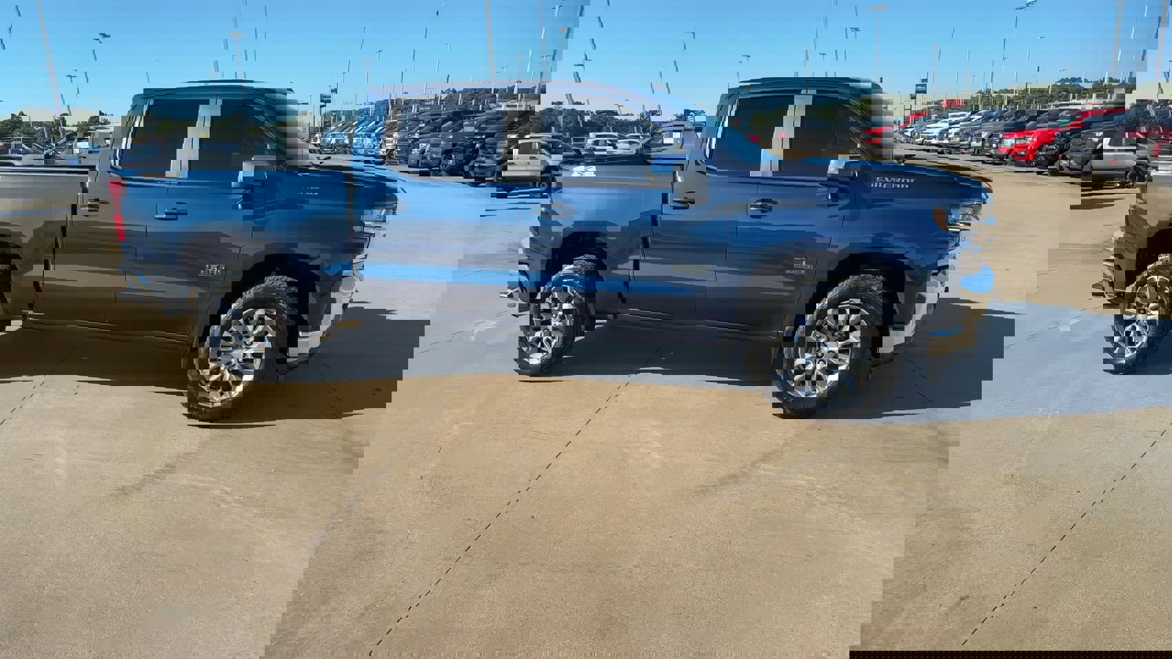 2021 Chevrolet Silverado 1500 LT photo 2