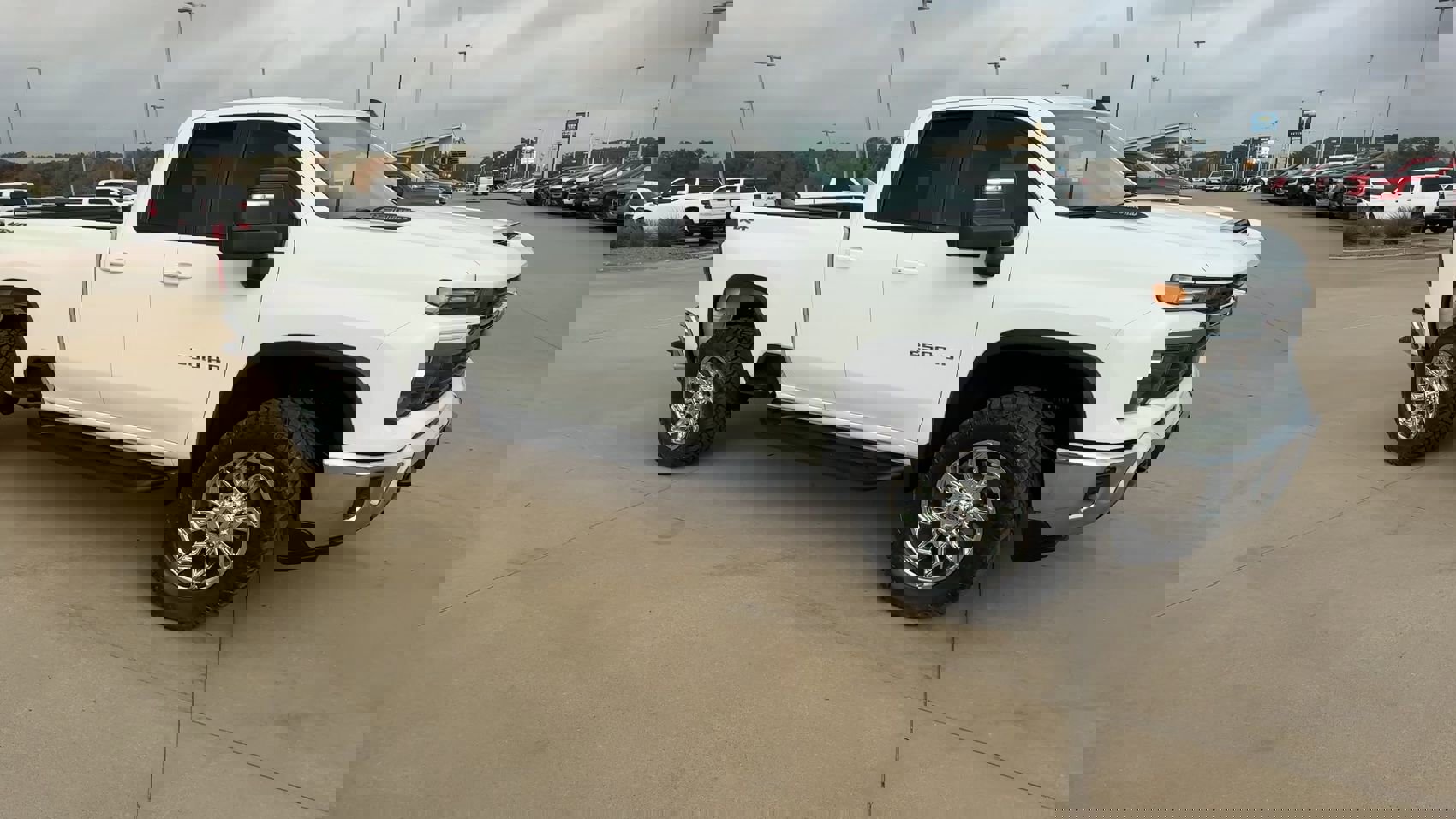 2024 Chevrolet Silverado 2500HD LT photo 2