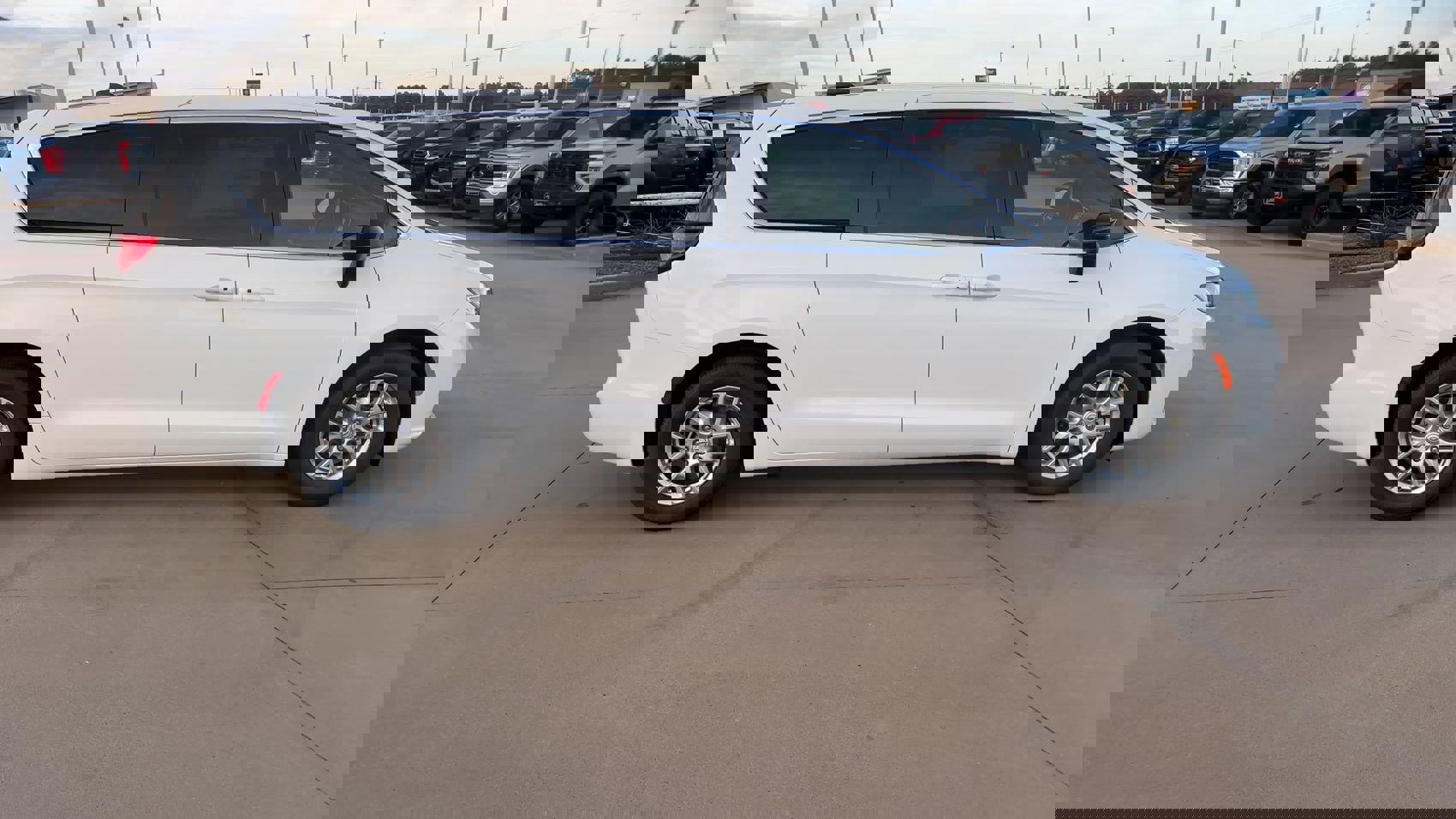 2026 Chrysler Pacifica photo 2