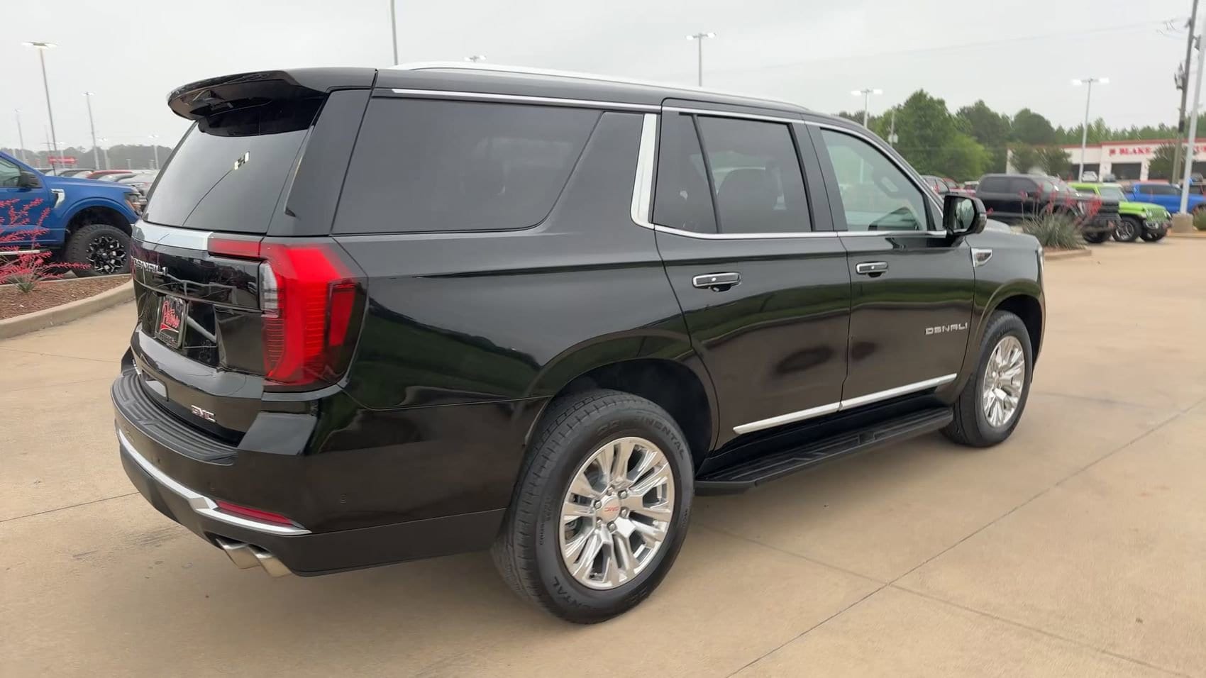 2025 GMC Yukon Denali - Photo 9