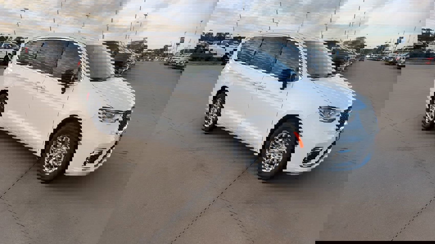 2026 Chrysler Pacifica photo 3