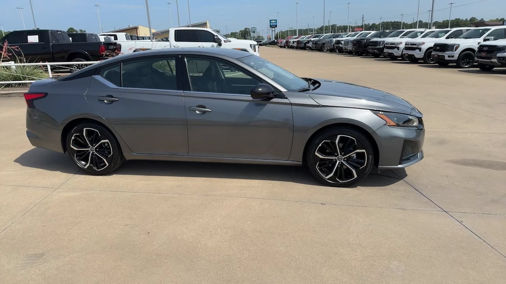 Used 2025 Nissan Altima SR SR FWD