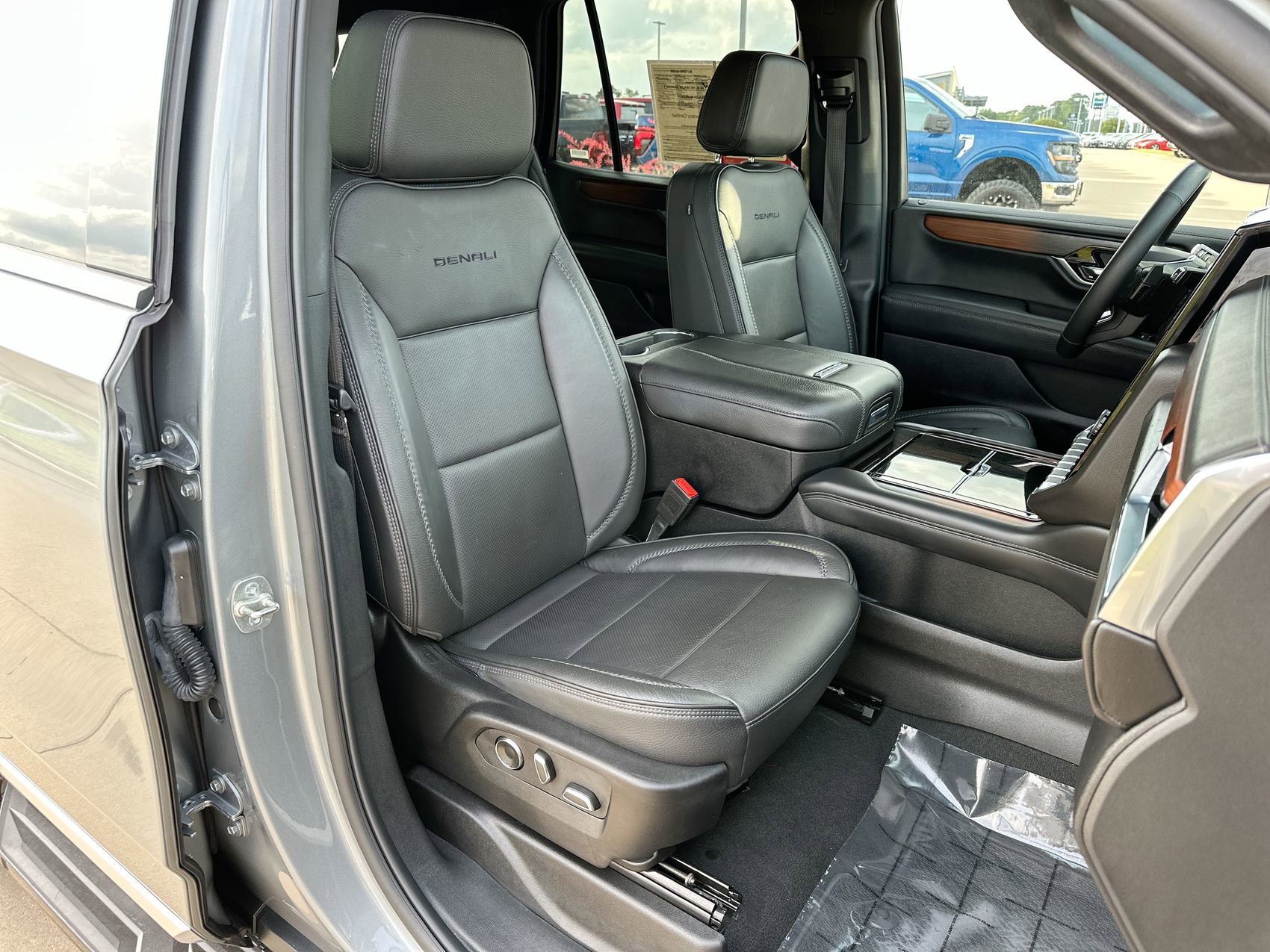 2025 GMC Yukon Denali - Photo 27