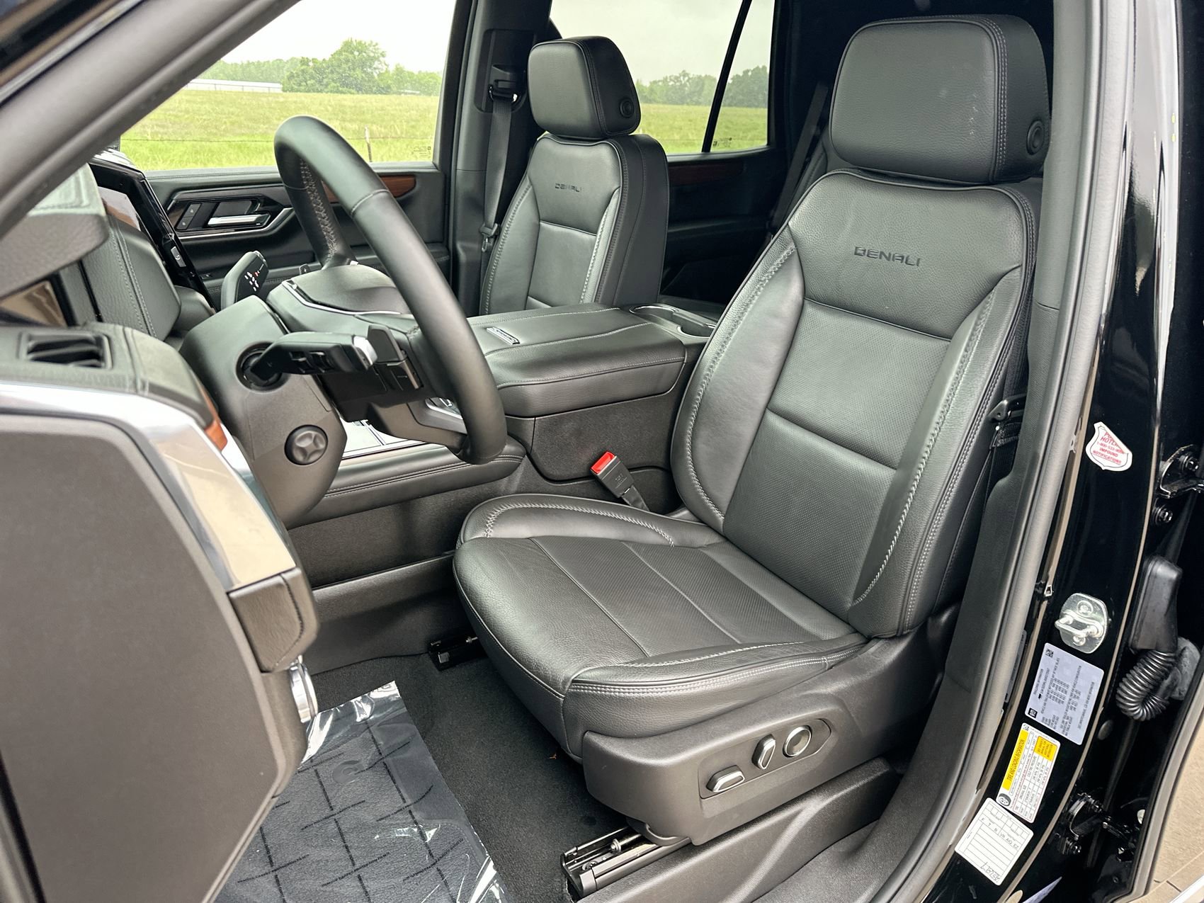 2025 GMC Yukon Denali - Photo 11
