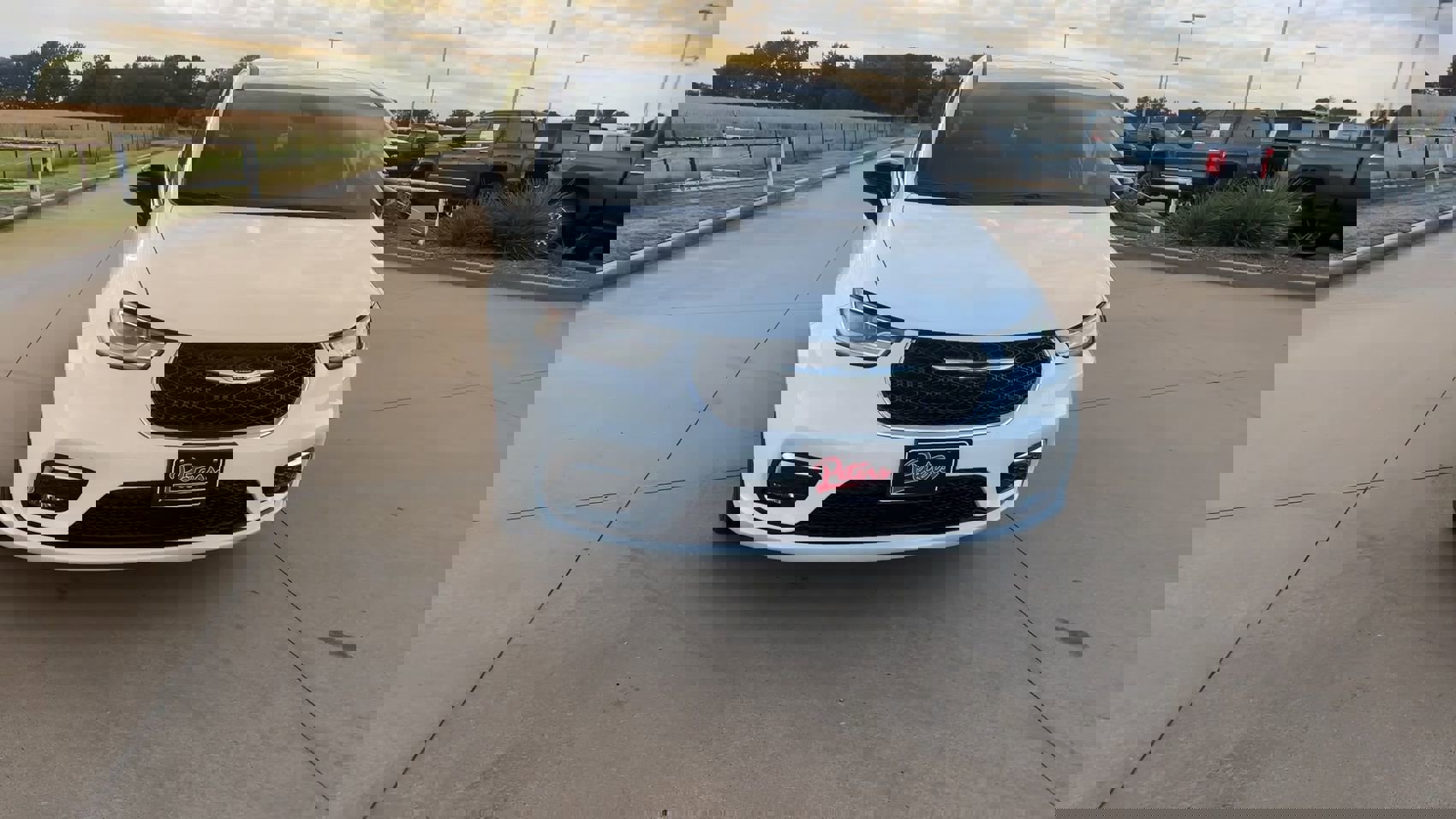 2026 Chrysler Pacifica photo 4