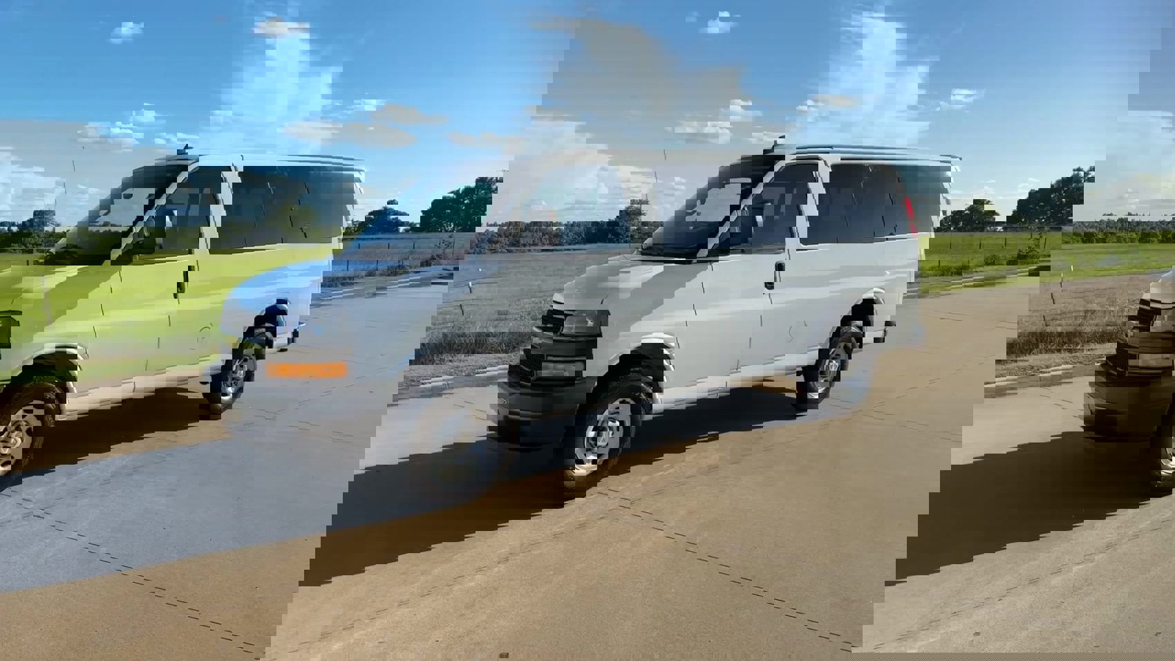 2023 Chevrolet Express Passenger 3500 photo 4