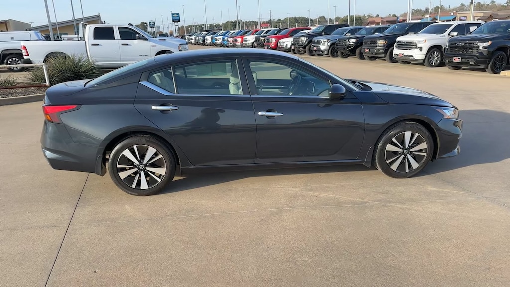 Used 2022 Nissan Altima 2.5 SV Sedan
