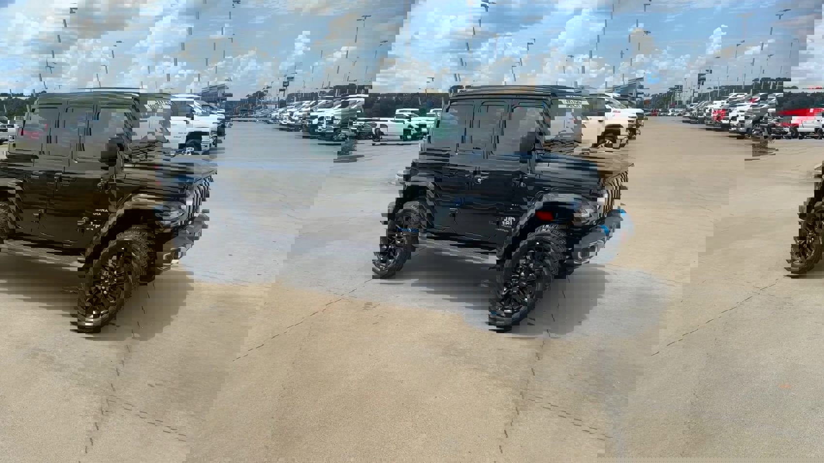 2023 Jeep Wrangler Sahara photo 3