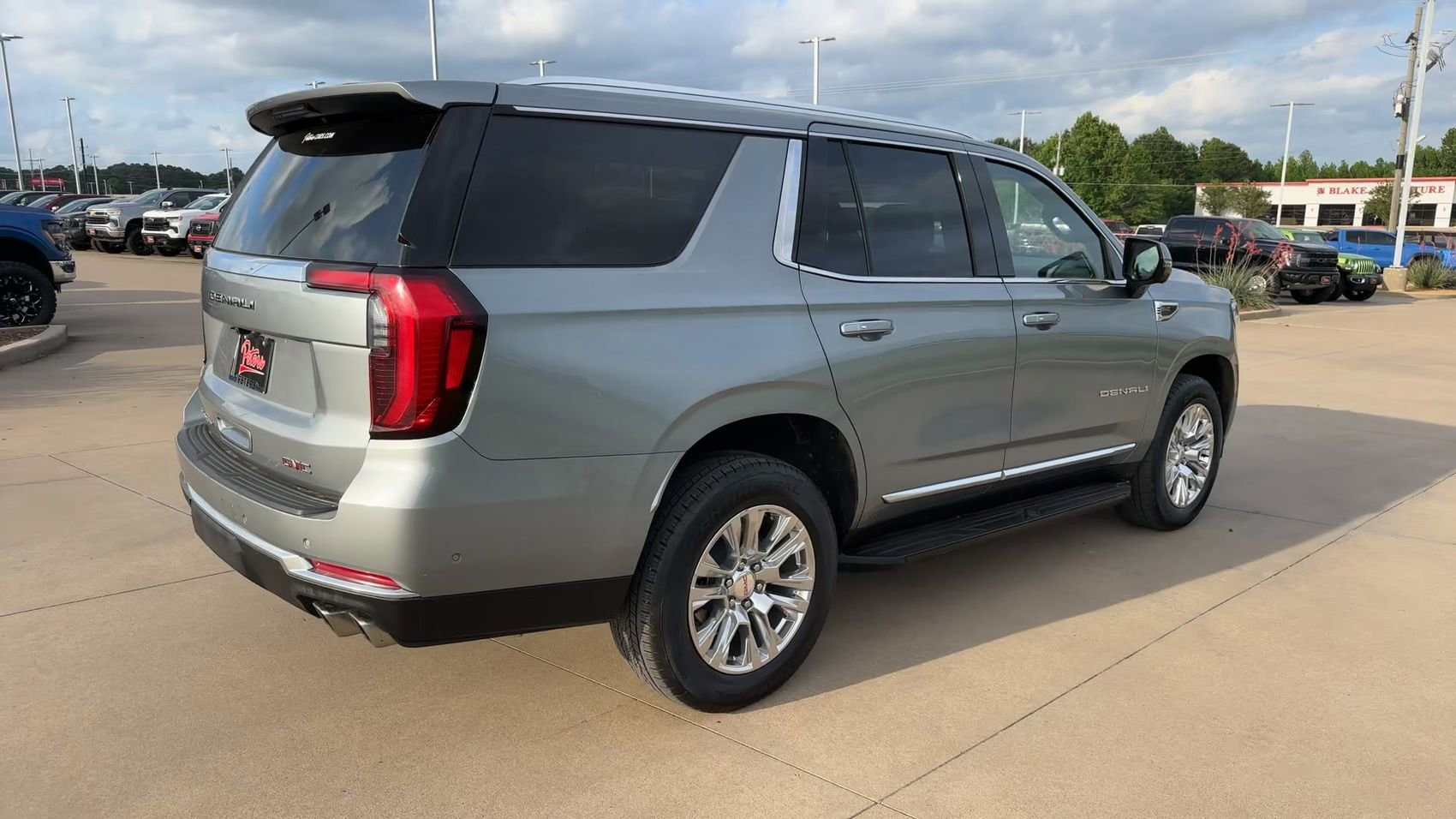 2025 GMC Yukon Denali - Photo 9