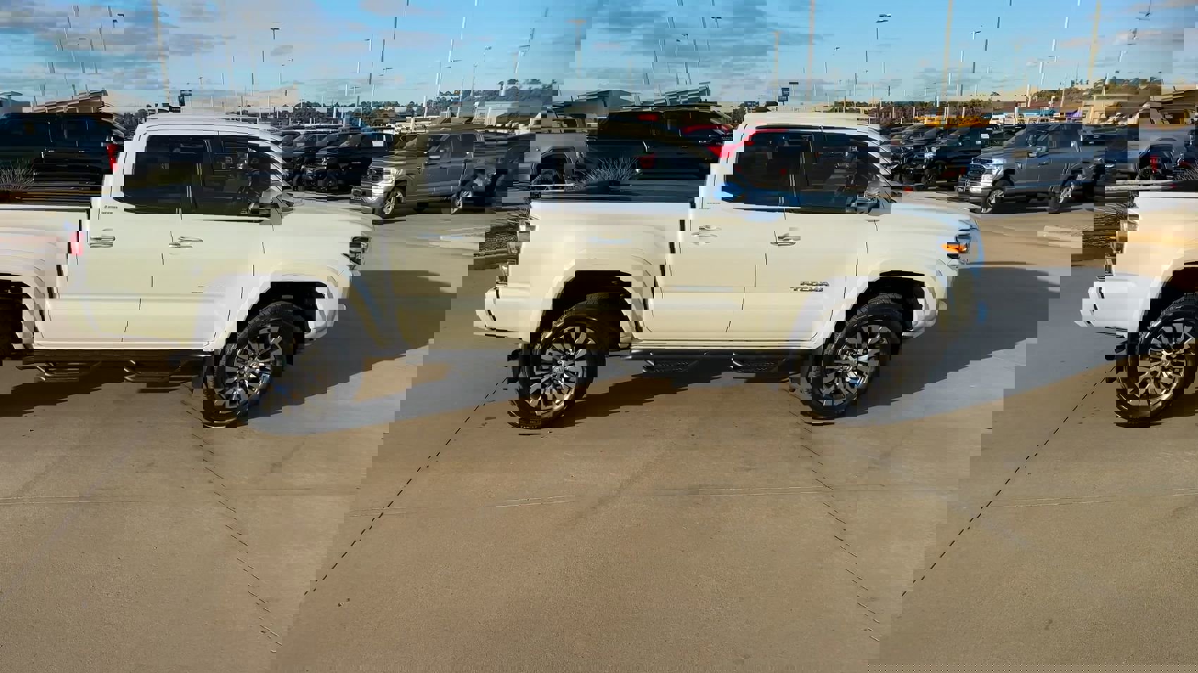 2023 Toyota Tacoma 4x4 Limited Double Cab V6 photo 2