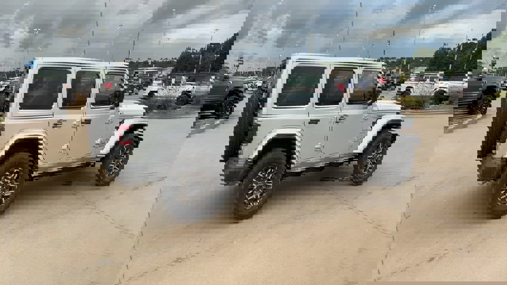 2024 Jeep Wrangler Sahara photo 4