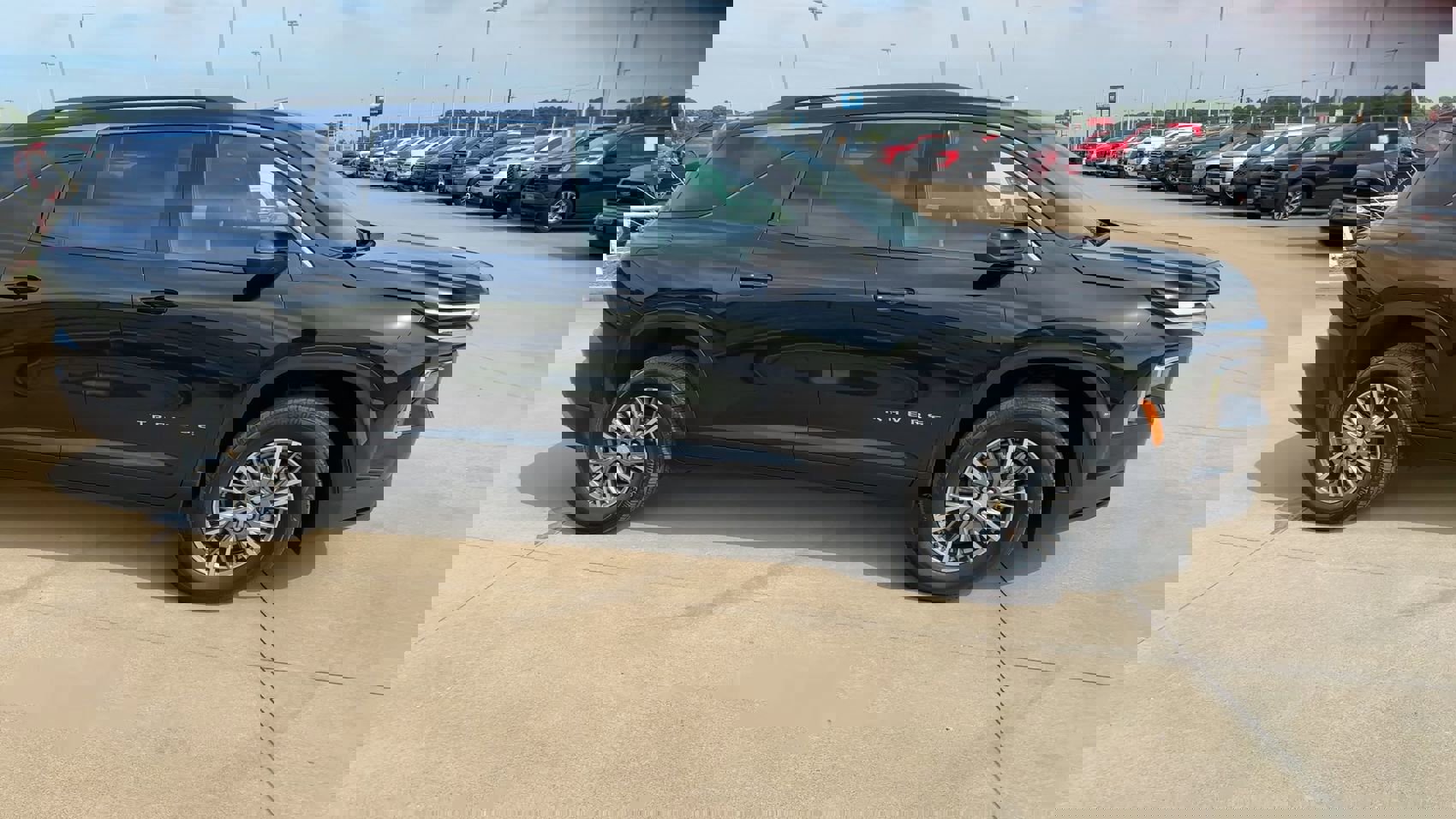 2025 Chevrolet Traverse 1LT photo 2