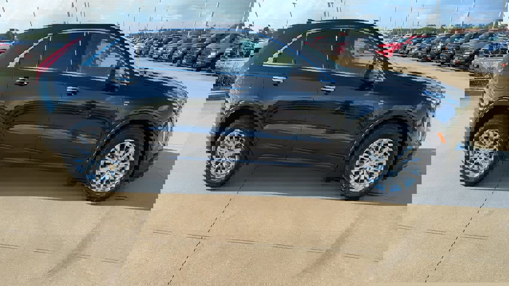 2022 Cadillac XT4 Luxury photo 2