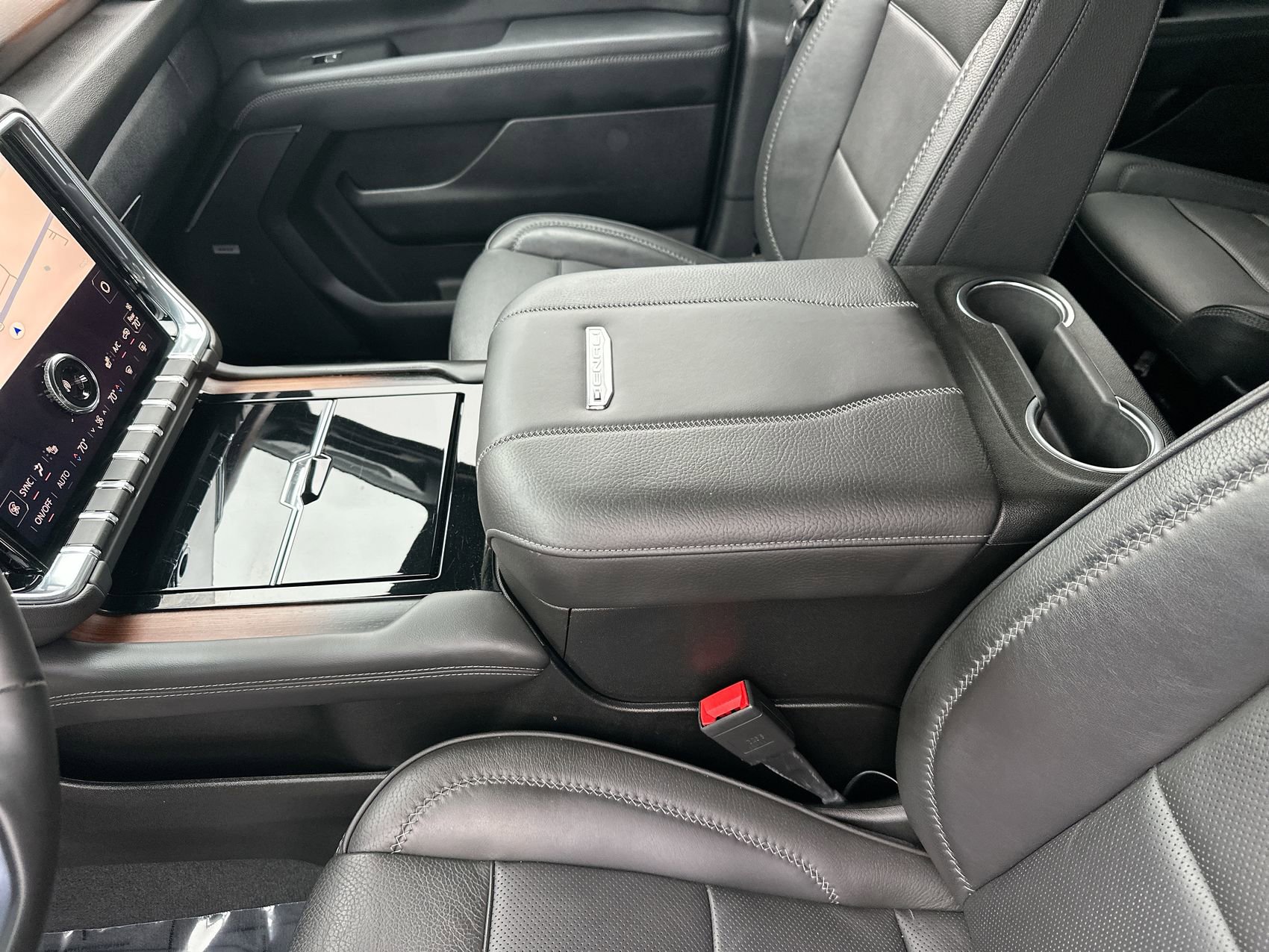 2025 GMC Yukon Denali - Photo 21