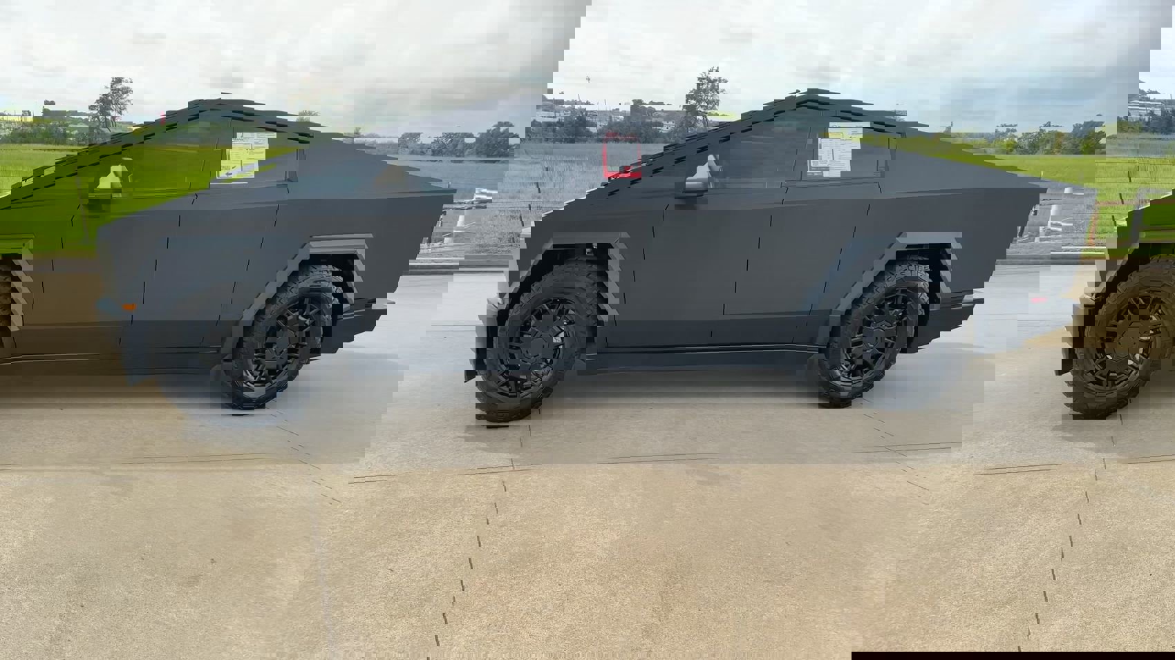 2024 Tesla Cybertruck All-Wheel Drive photo 4