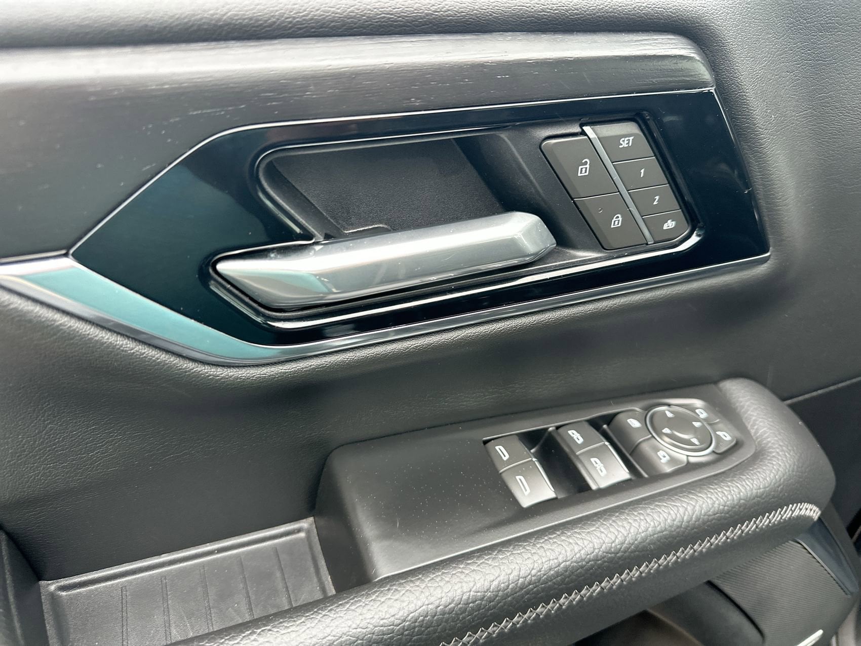 2025 GMC Yukon Denali - Photo 13