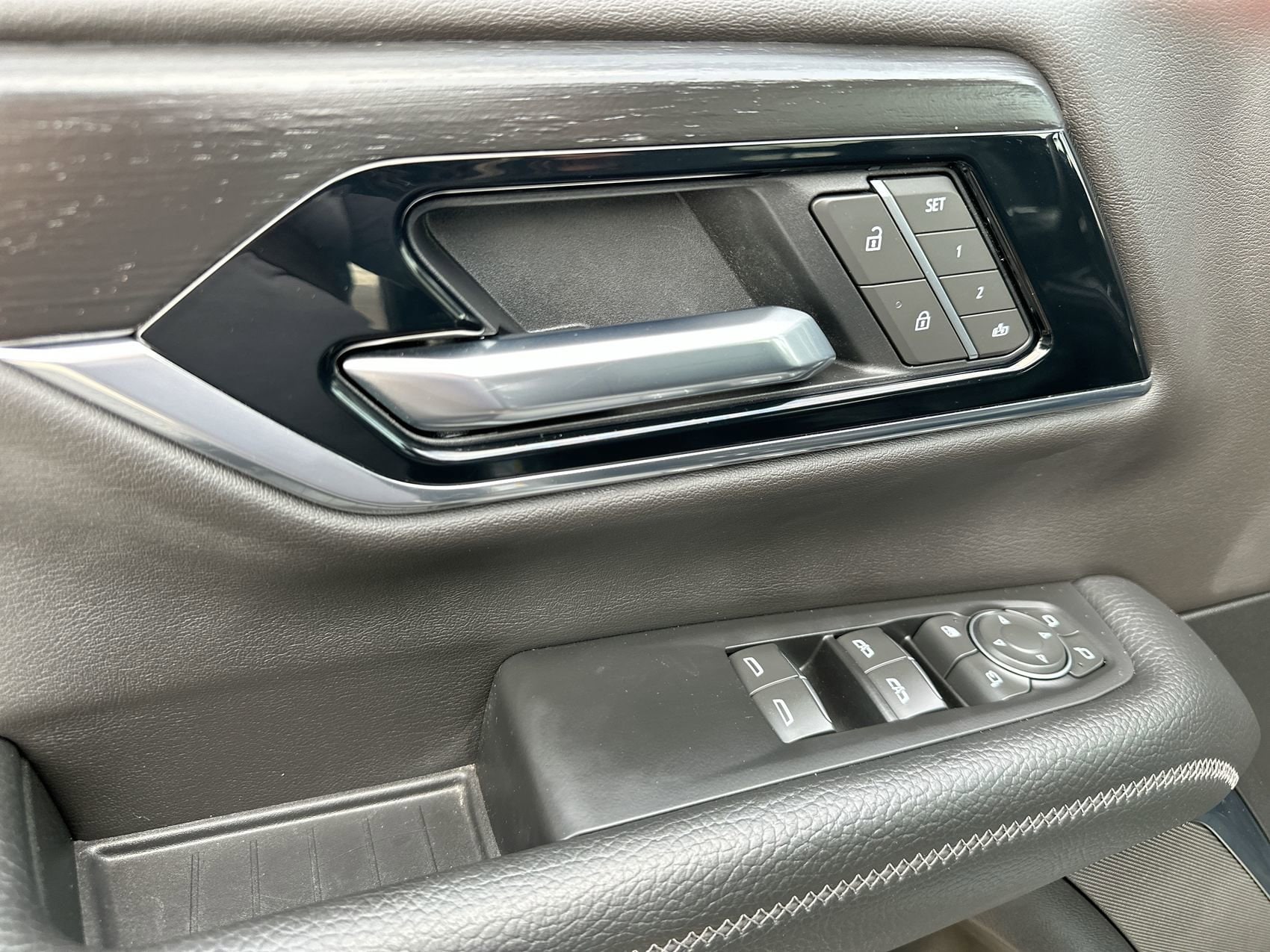 2025 GMC Yukon Denali - Photo 13