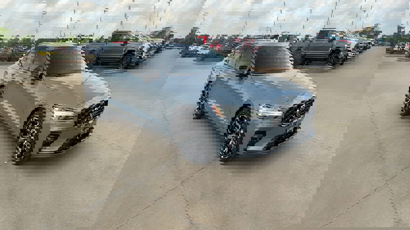 2024 Volvo S60 B5 AWD Plus photo 2
