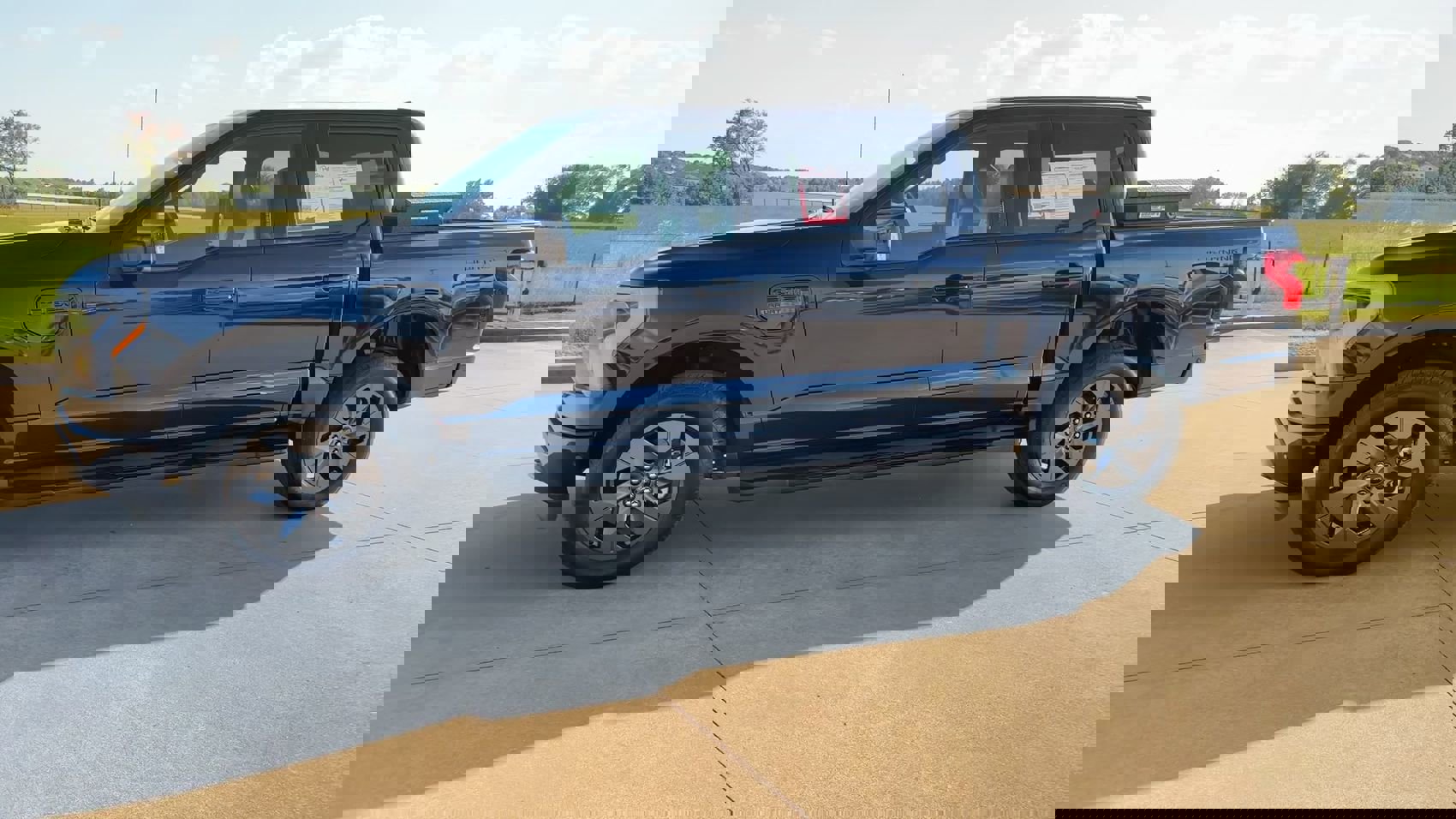 2023 Ford F-150 Lightning Lariat photo 4