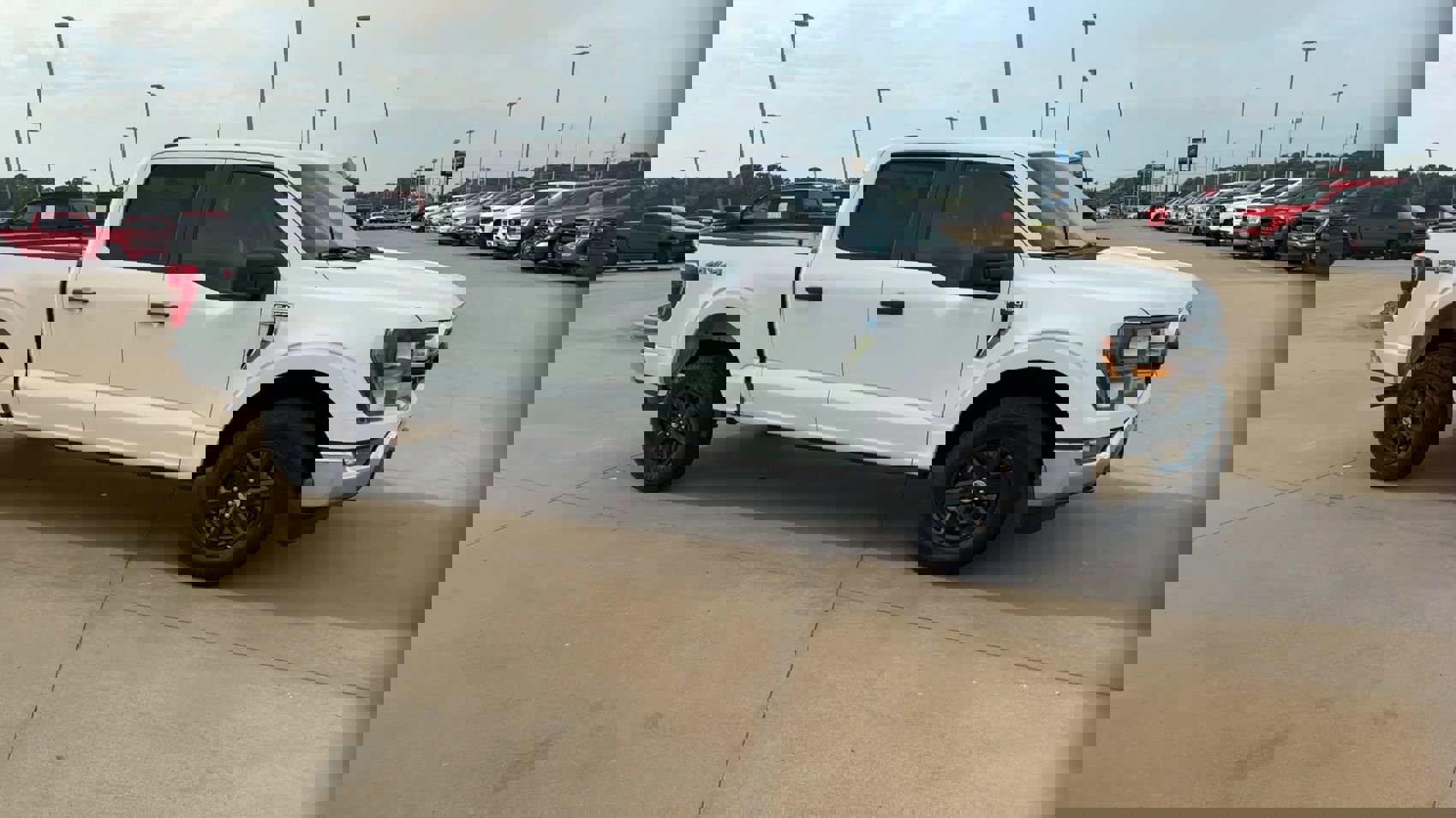 2023 Ford F-150 XLT photo 2