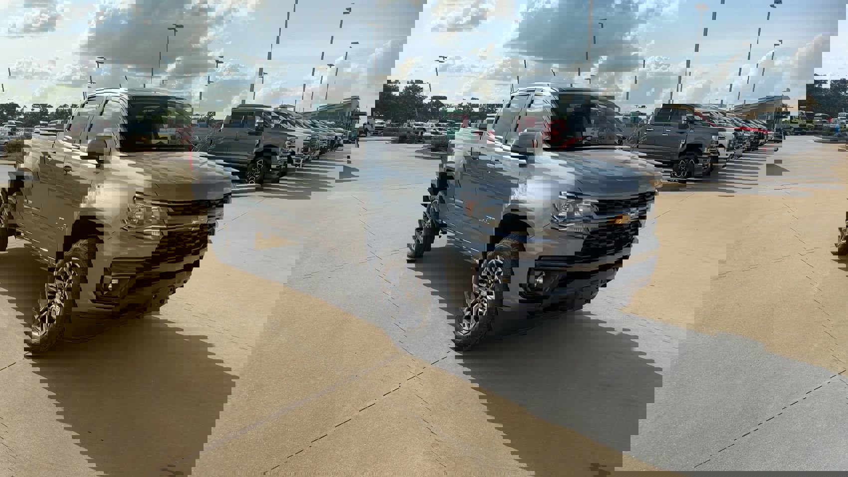 2022 Chevrolet Colorado LT photo 2