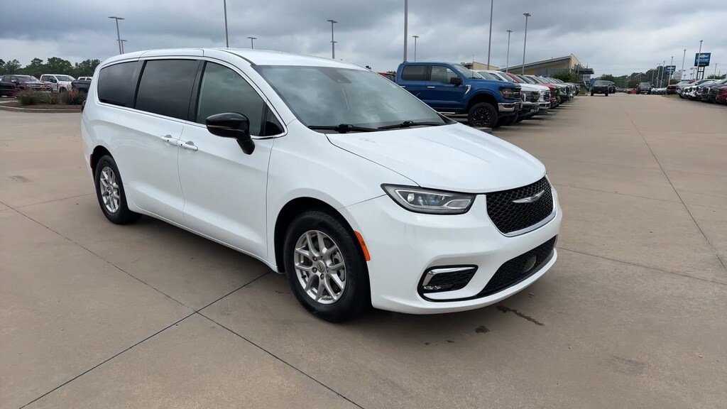 Used 2025 Chrysler Pacifica Select Select FWD