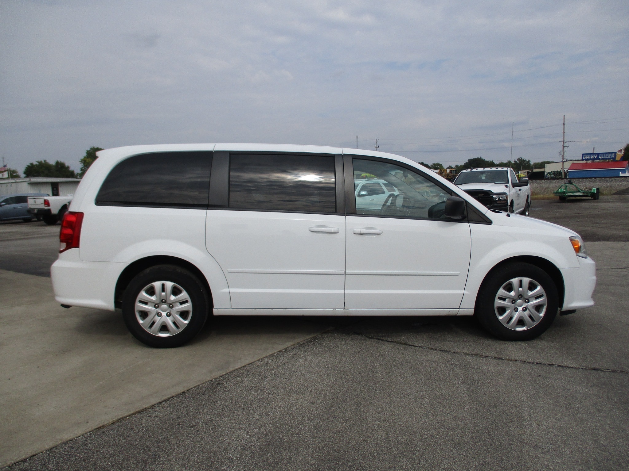 Used 2017 Dodge Grand Caravan SE with VIN 2C4RDGBG6HR776889 for sale in Gibson City, IL