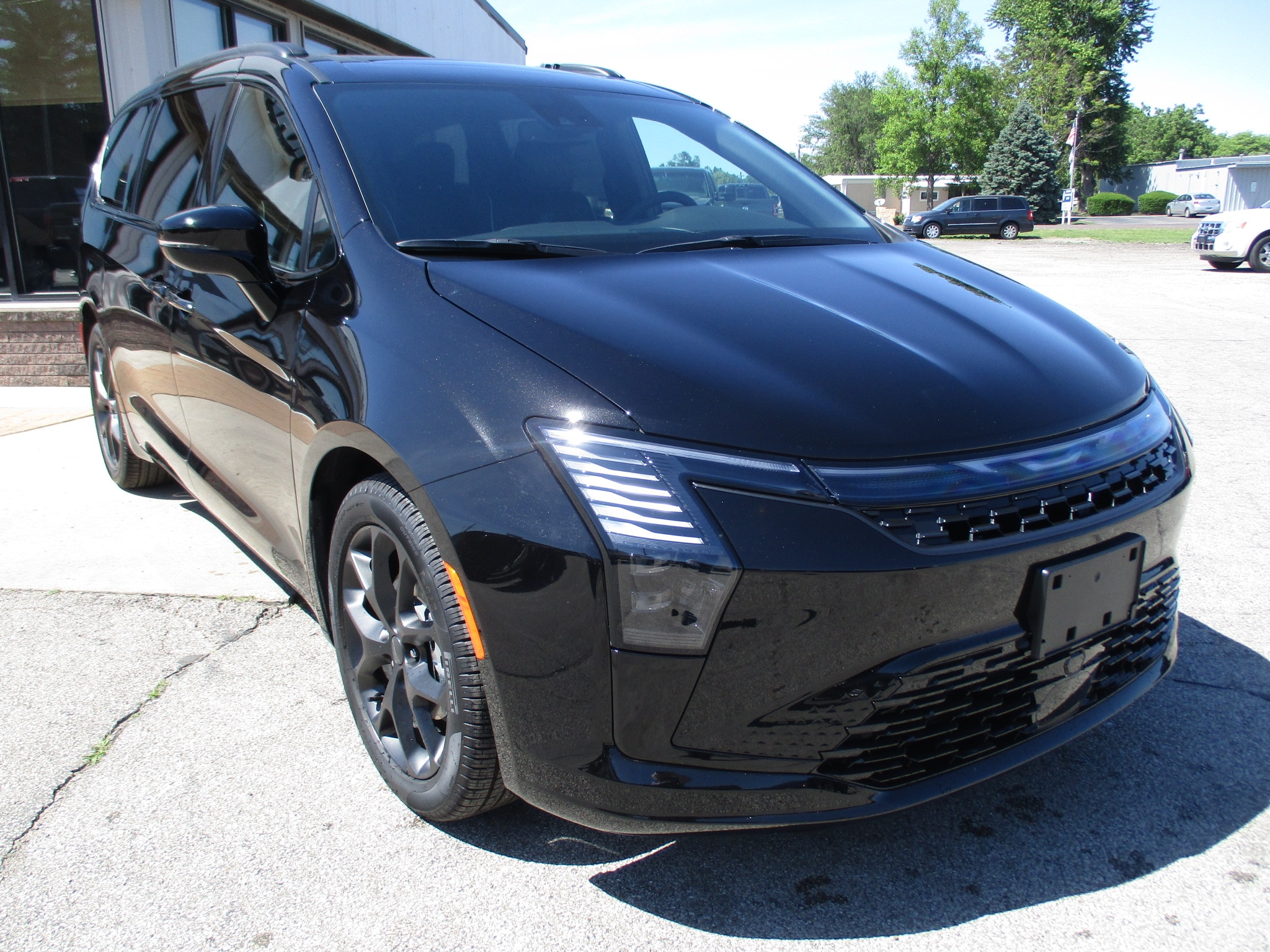 2027 Chrysler Pacifica Limited's photo