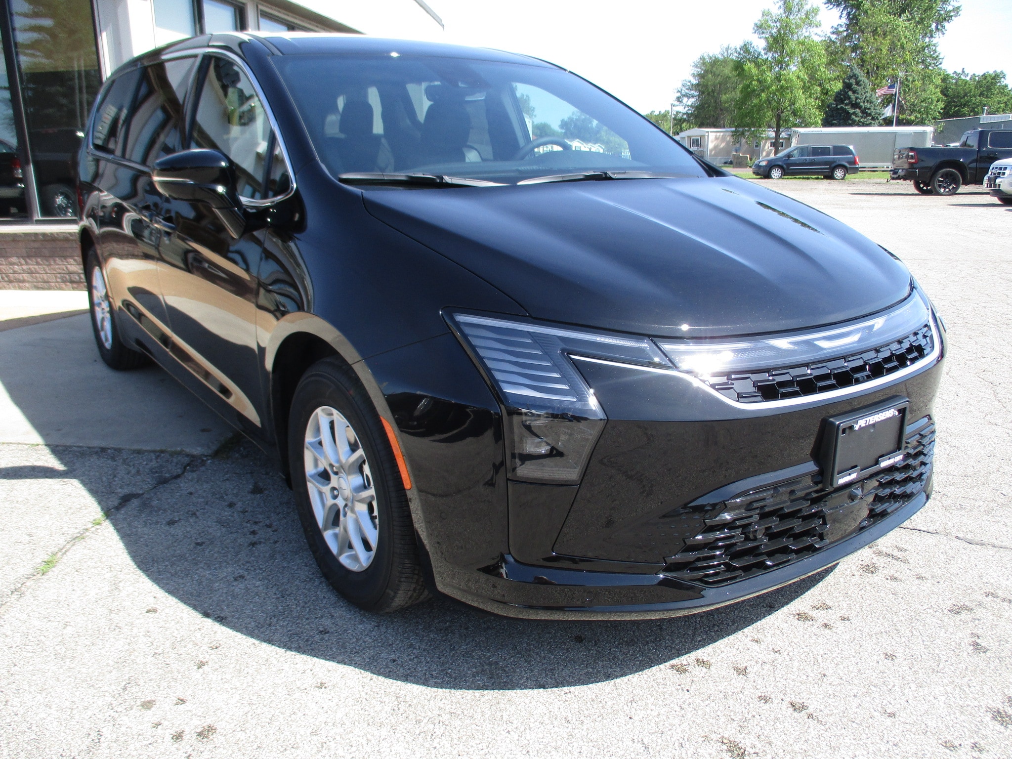 2027 Chrysler Pacifica Select's photo
