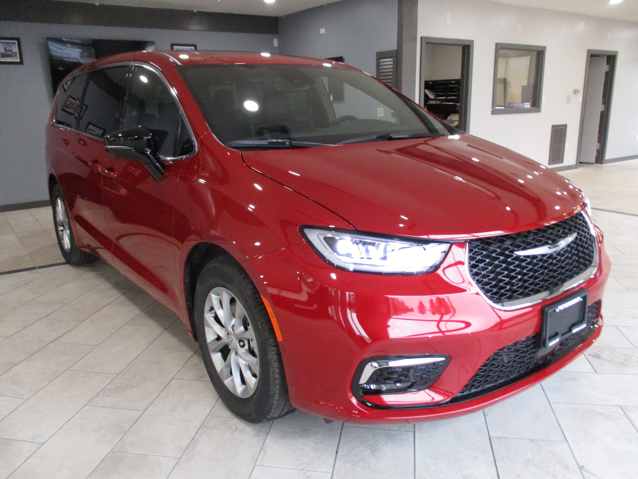 2026 Chrysler Pacifica Limited's photo