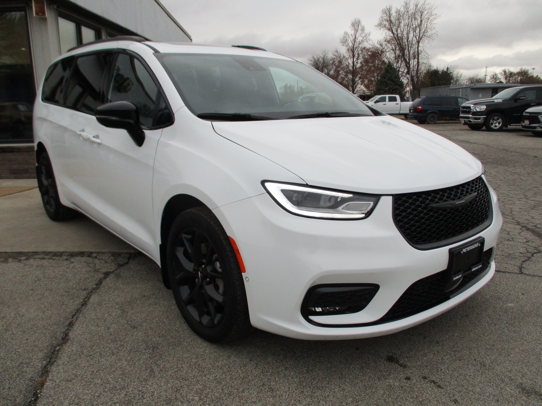 2023 Chrysler Pacifica Limited's photo