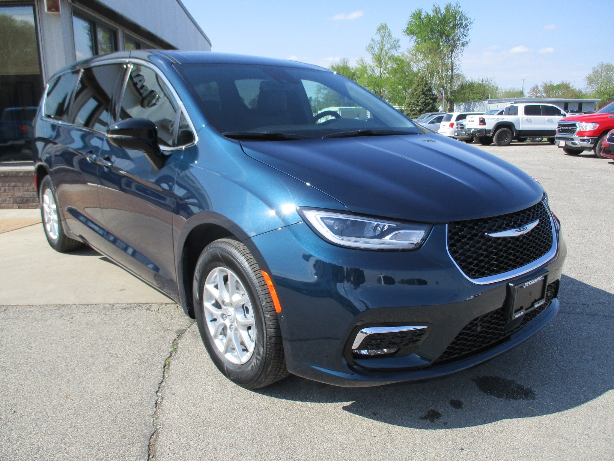2025 Chrysler Pacifica SELECT
