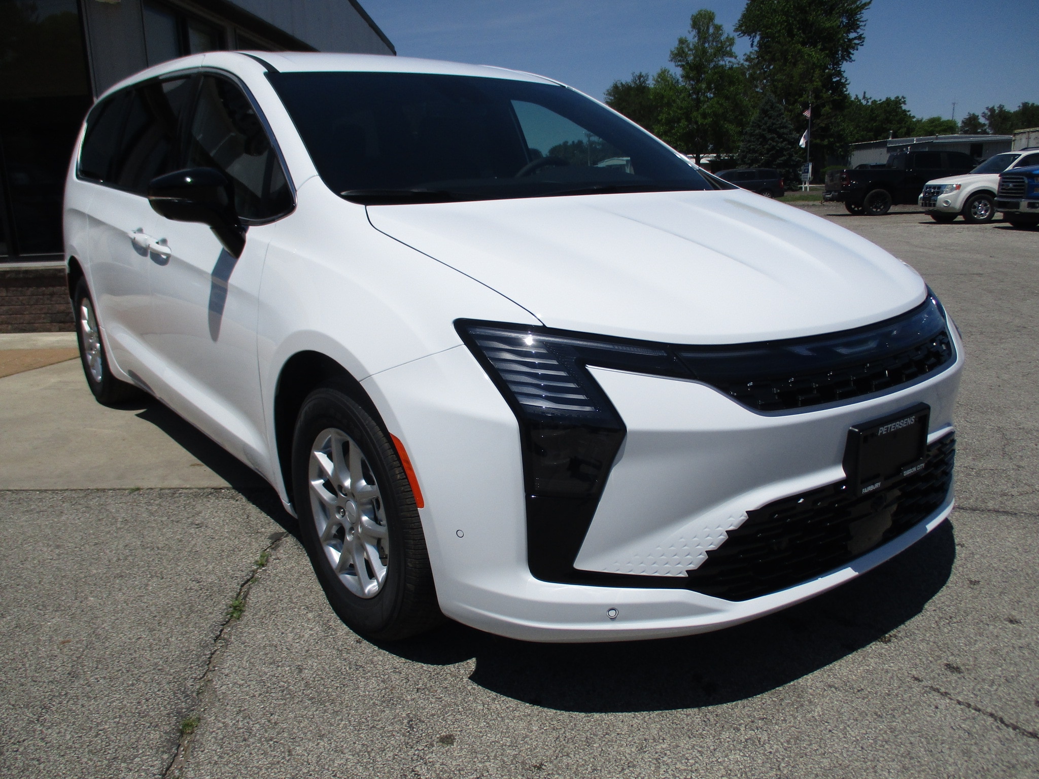 2027 Chrysler Pacifica Select's photo