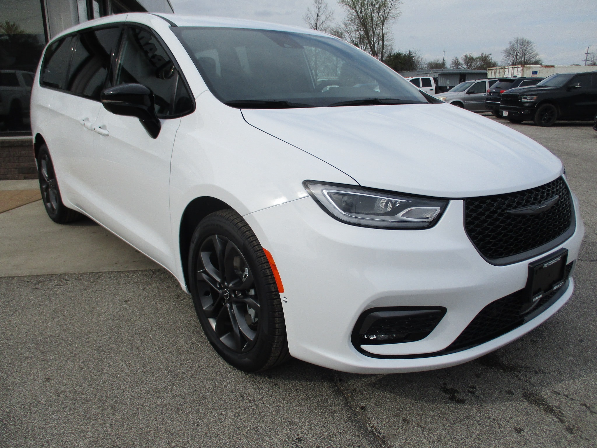 2026 Chrysler Pacifica Select's photo
