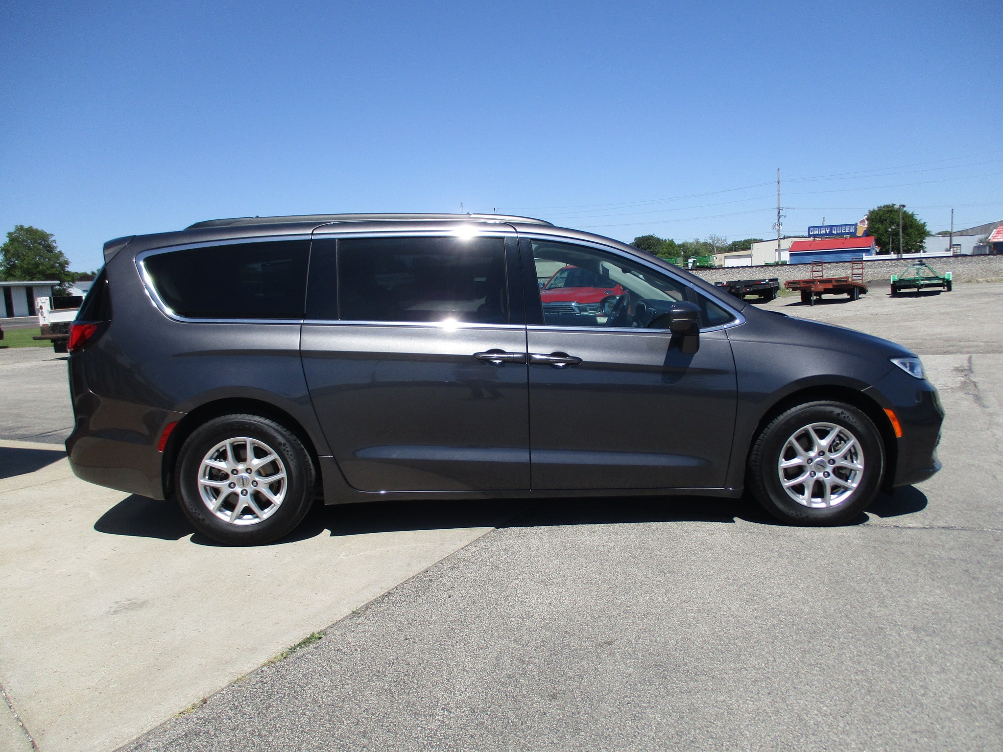 Used 2022 Chrysler Pacifica Touring L with VIN 2C4RC1BG1NR112138 for sale in Gibson City, IL