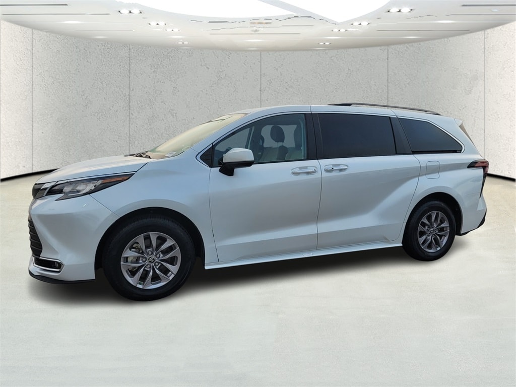 Used 2022 Toyota Sienna XLE with VIN 5TDYRKEC7NS081493 for sale in Lumberton, NC