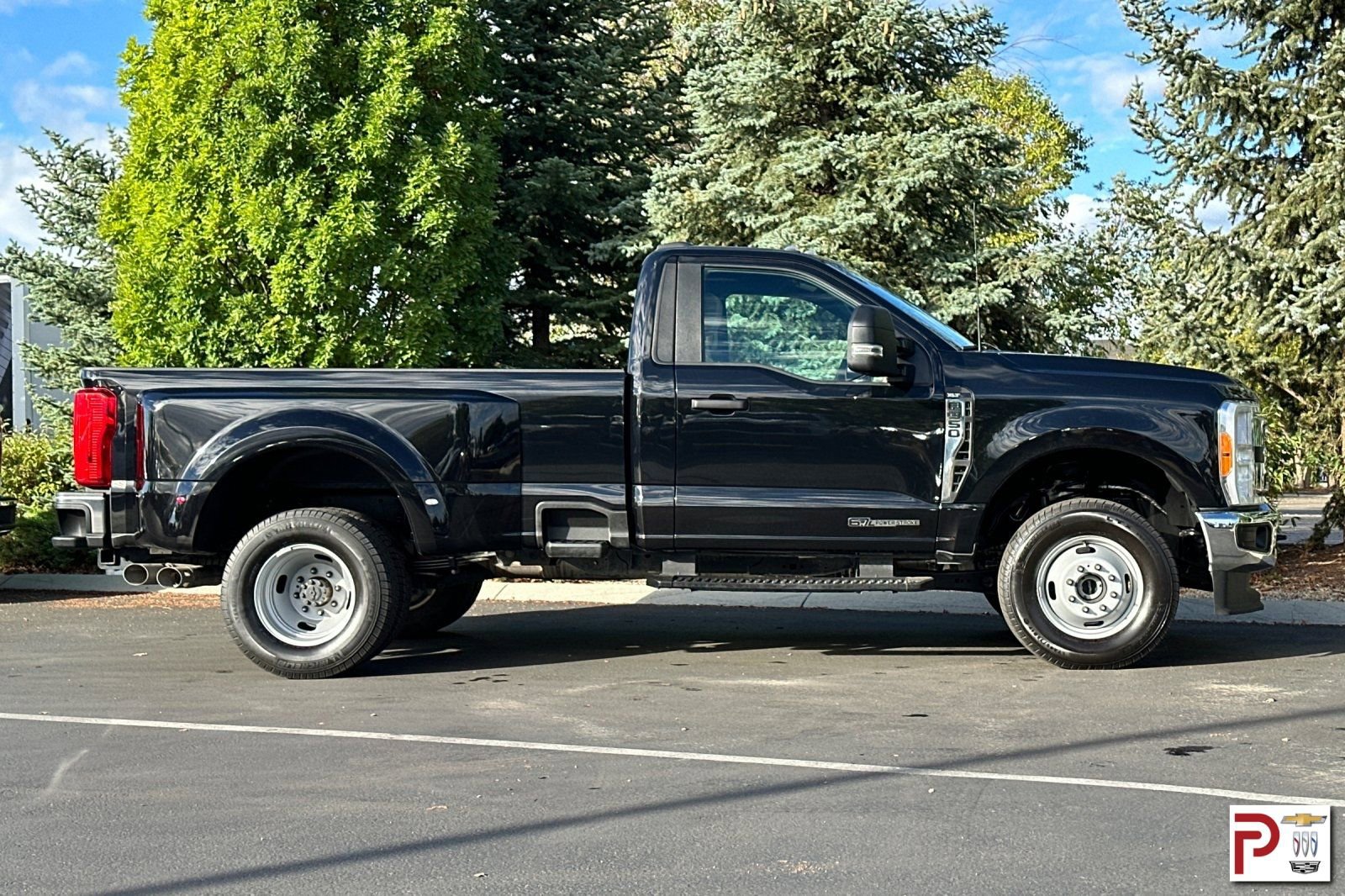 2023 Ford F-350 XLT photo 3